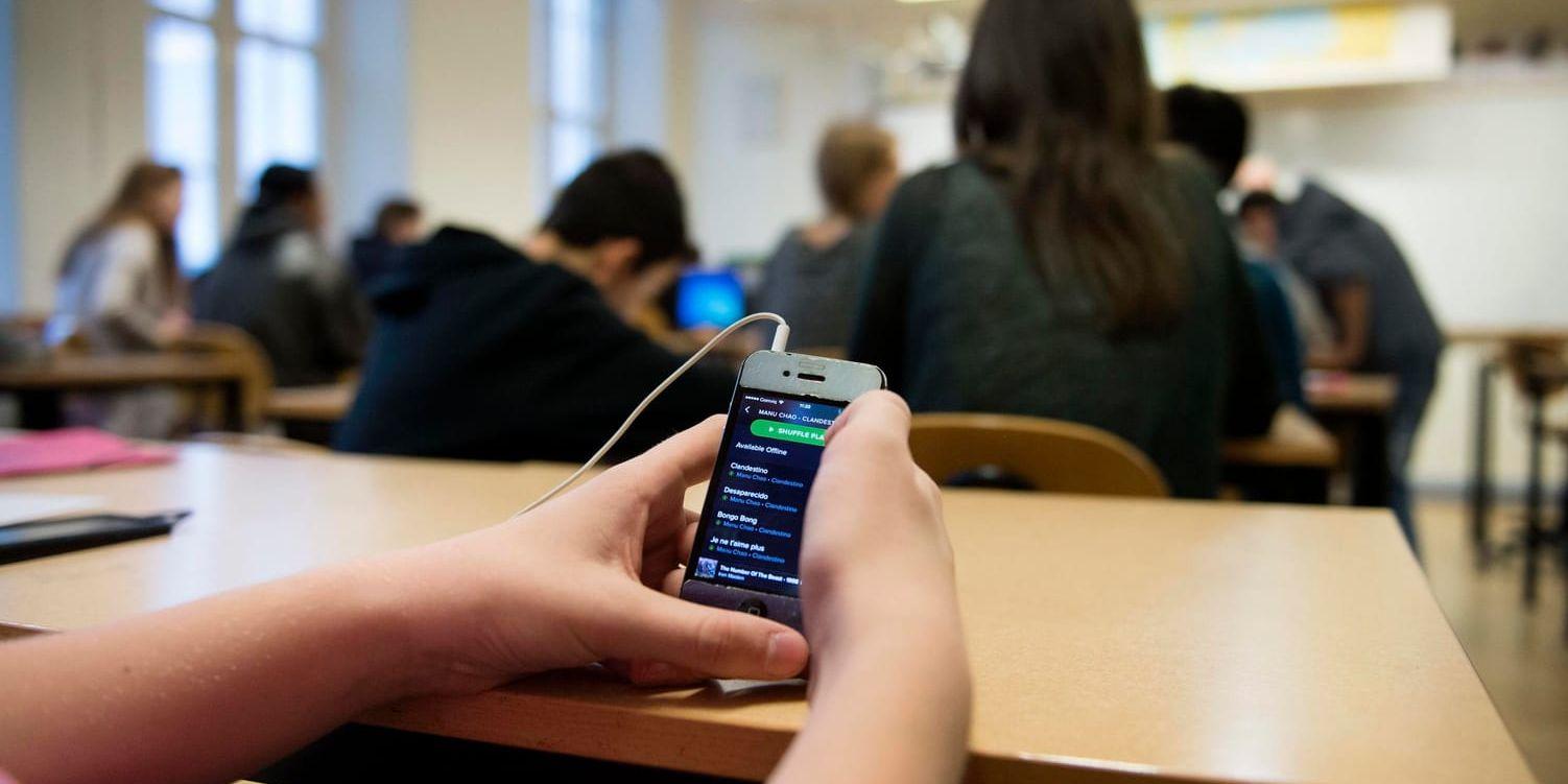 Anna Ekström (S) vill se ett mobilförbud i skolan. Arkivbild.
