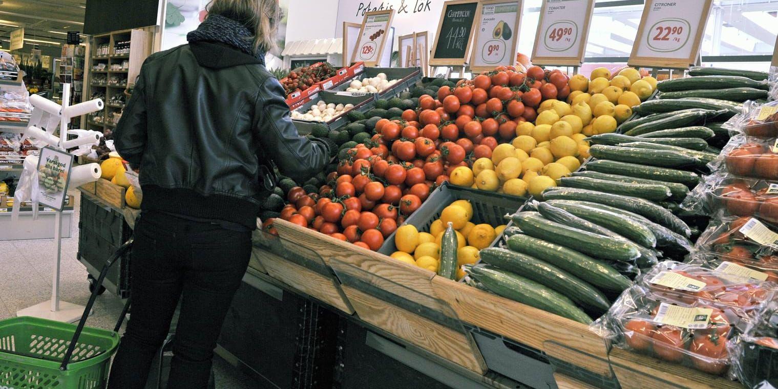 Svenska kunder tror – felaktigt – att det finns genmodifierat livsmedel i butikerna. Arkivbild.