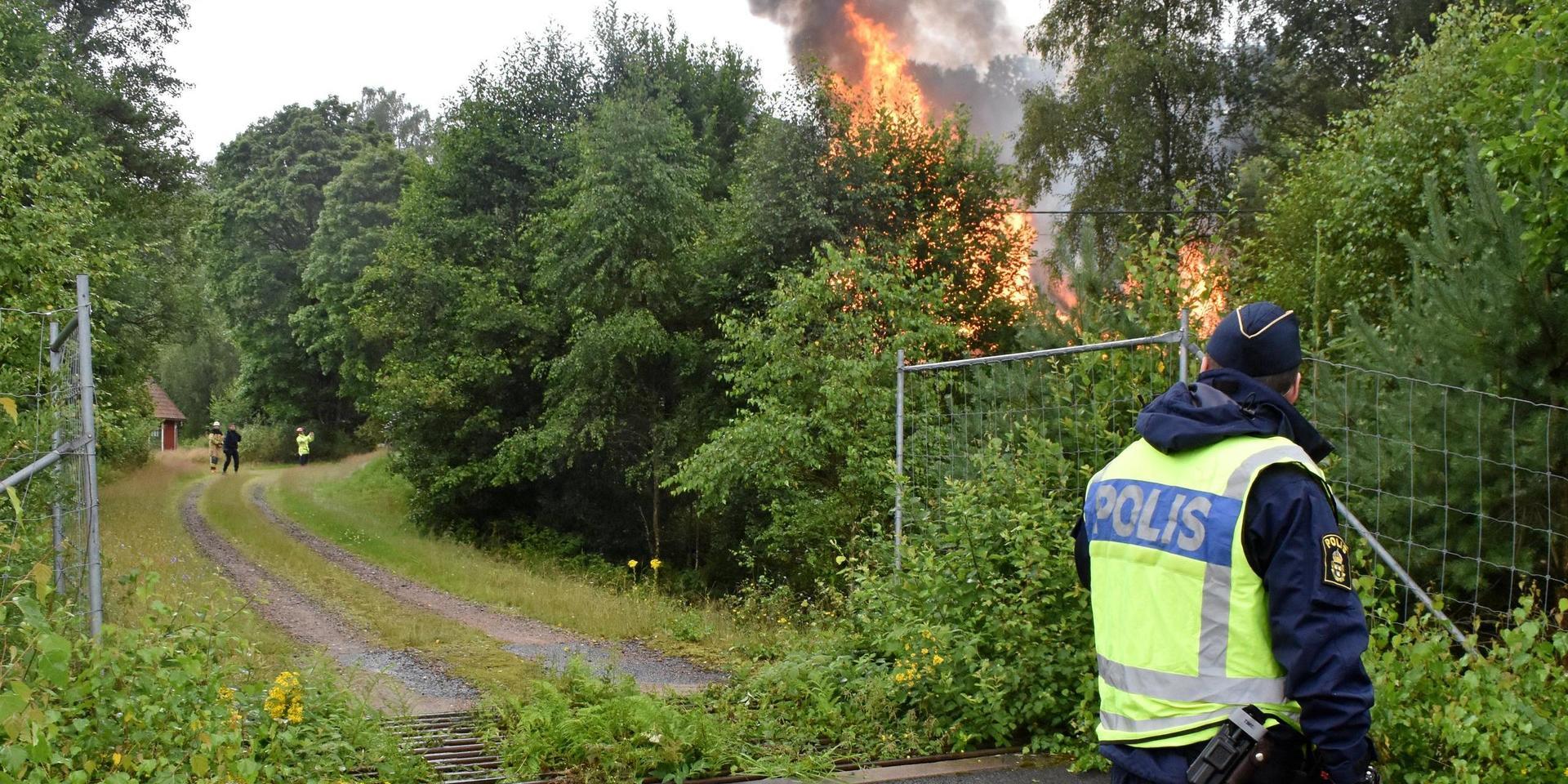 Polisen har misstänkt att torsdagens brand i Lopered, i en ladugård som förstördes, var anlagd av en 23-årig biltjuv. När denne begärdes häktad under det gångna veckoslutet fick man dock ligga lågt med mordbrandsmisstankarna. 