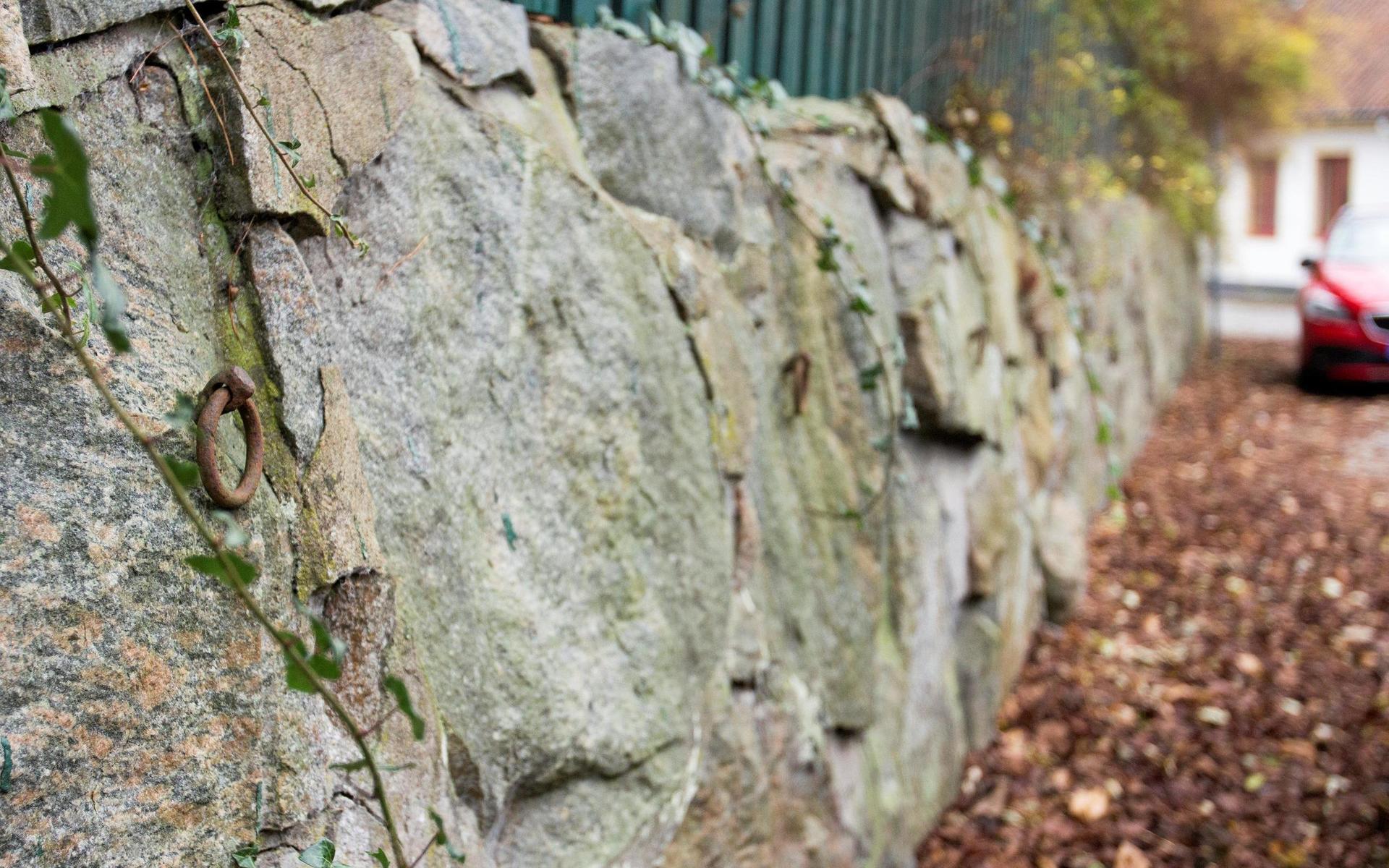 Kommunen har infört ett krav att den gamla stenmuren med kreatursringar ska återuppbyggas efter att den rivtits ned i samband med bygget. Men grannarna hyser farhågor om att kravet är illa formulerat och inte kommer att uppfyllas.