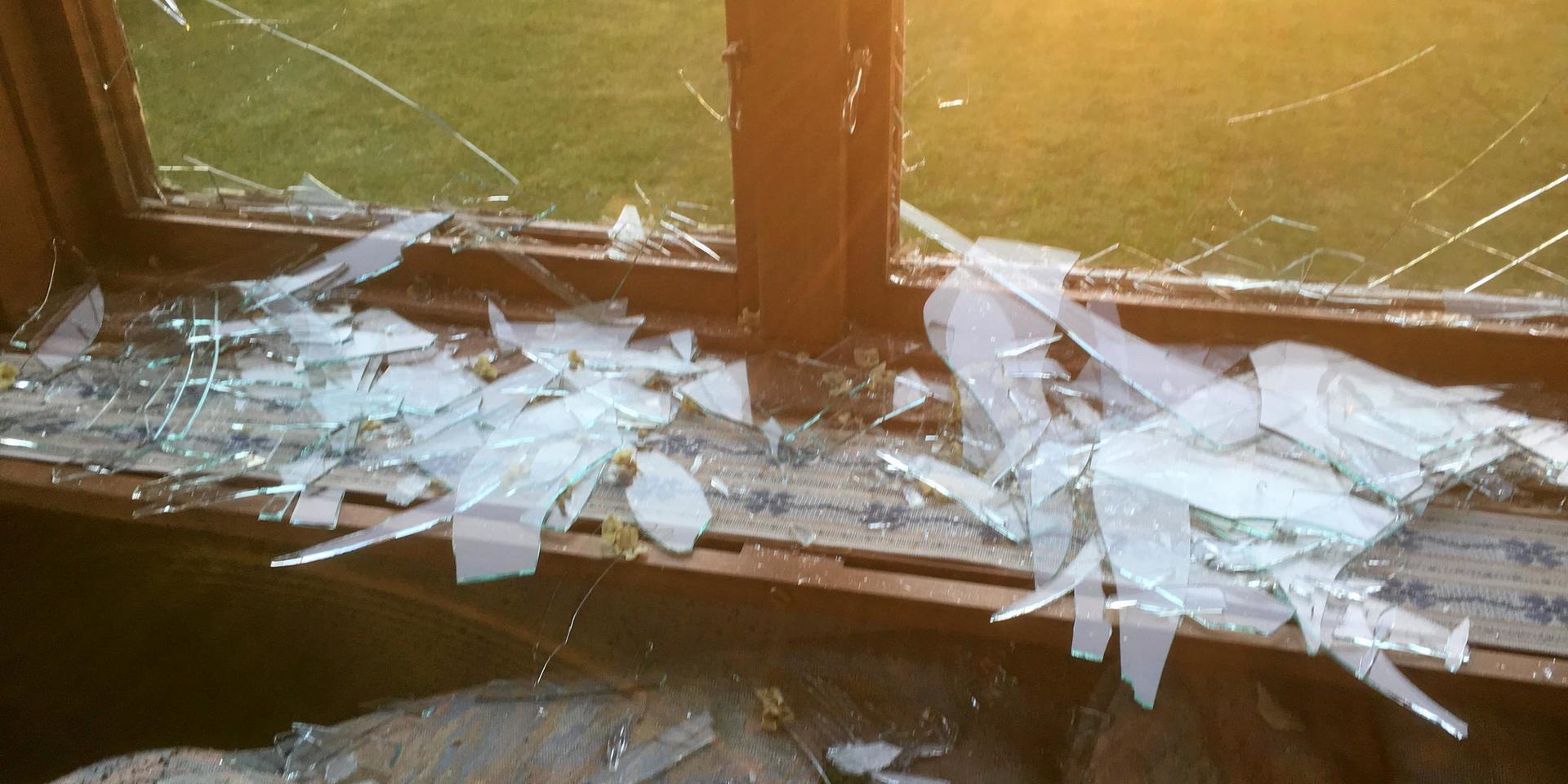 Tretton stycken fönster på huset fick sina glasrutor krossade.