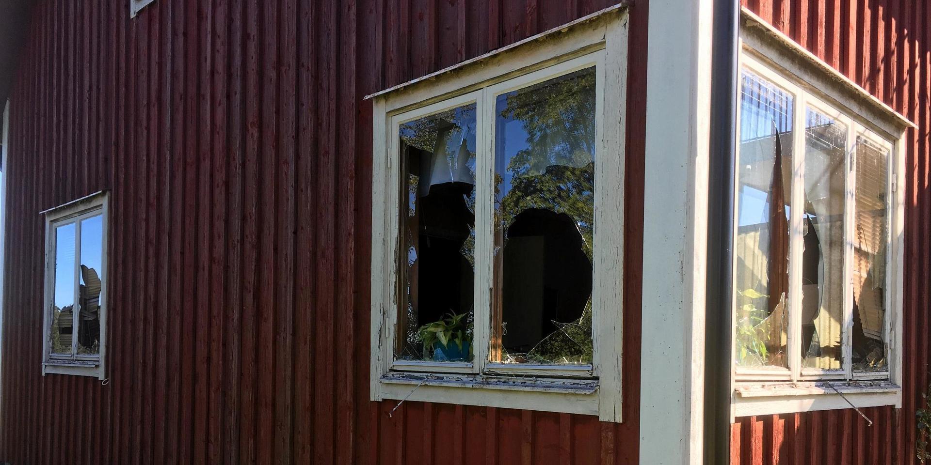 Huset i Gassljunga, med sina sönderlagna fönsterrutor.