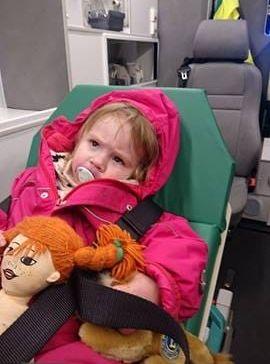Astrid i ambulansen, tillsammans med sin Pippi-docka och lejonet från ambulanspersonalen. Bild: Privat