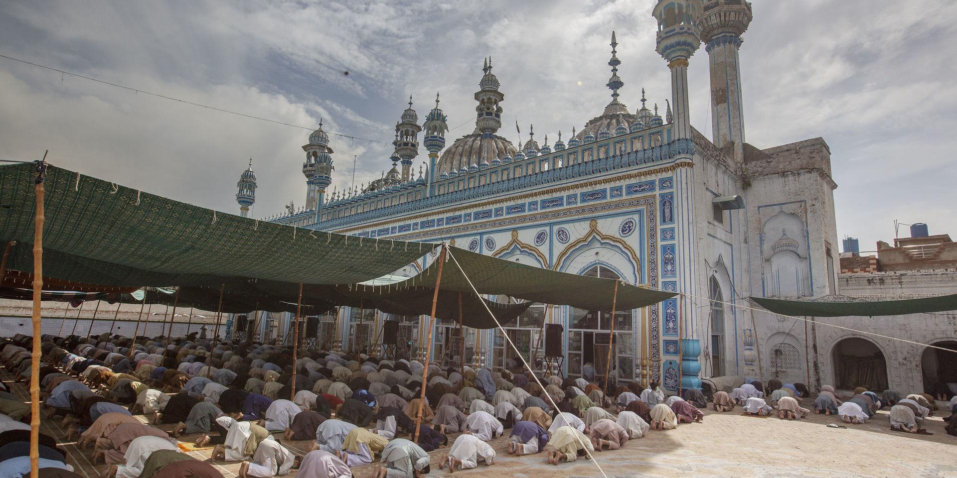 I Pakistan har moskéerna hållit öppet under fastemånaden ramadan – trots risken för spridning av coronaviruset. Bilden är från fredagsbönen i Rawalpindi.