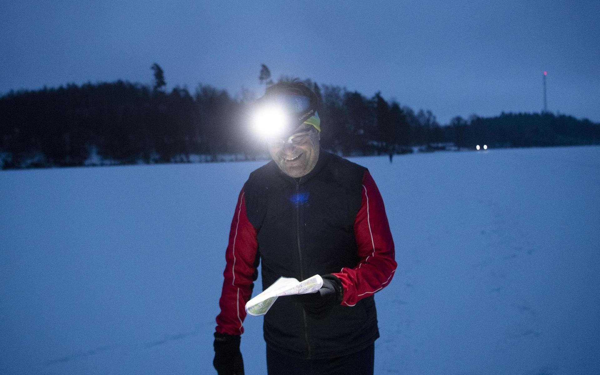 Det krävs mer än en coronapandemi för att dämpa entusiasmen för orientering hos Halmstad OK-ledaren Kennet Horvath, som här är på väg över Torvsjöns is mot starten i ”Lunkans nattcup”.