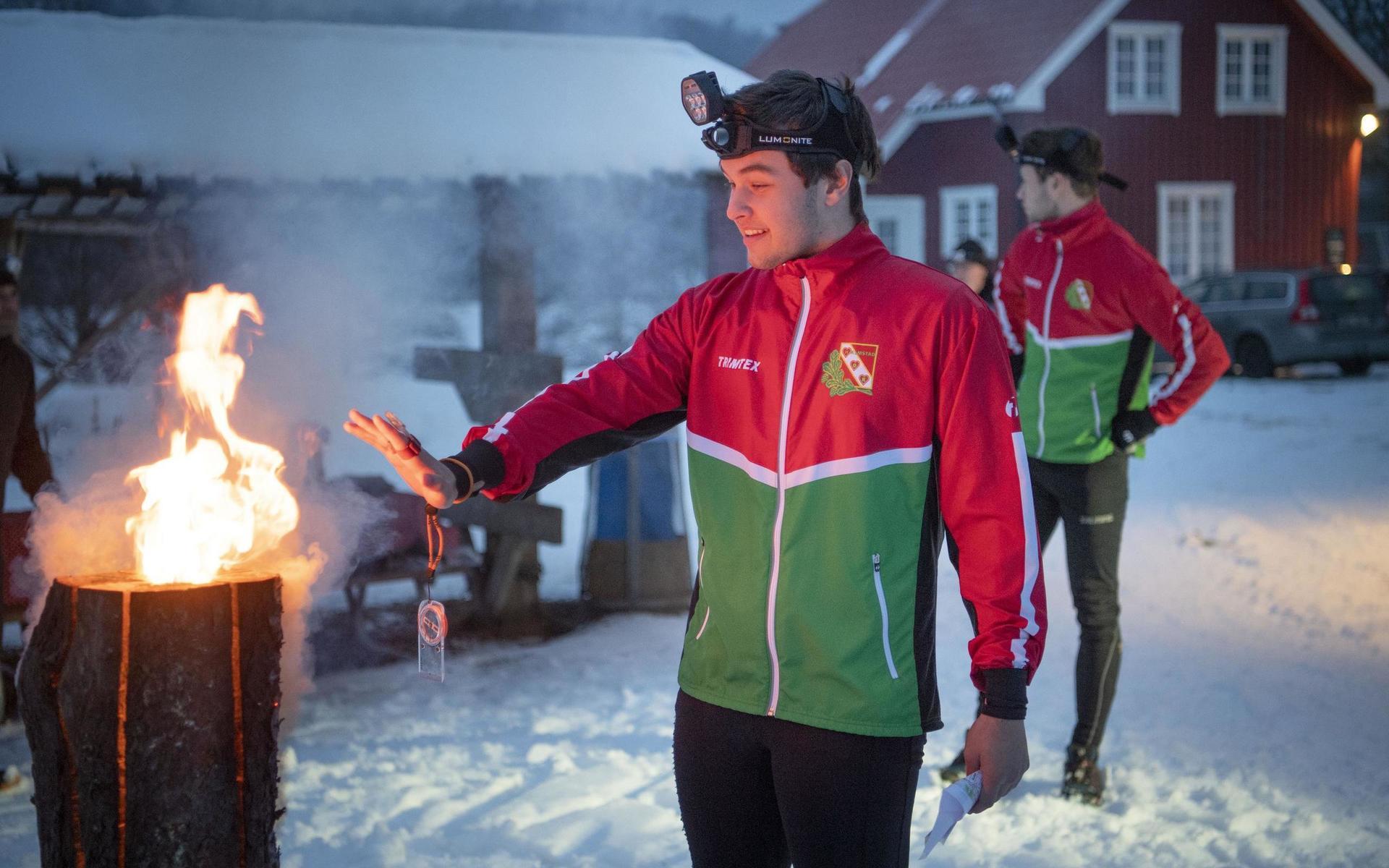 Gustav Lundqvist, 15, värmer sig vid en eldstubbe före start. Han kom till slut på elfte plats i den interna träningstävlingen. Sara Lönn vann.