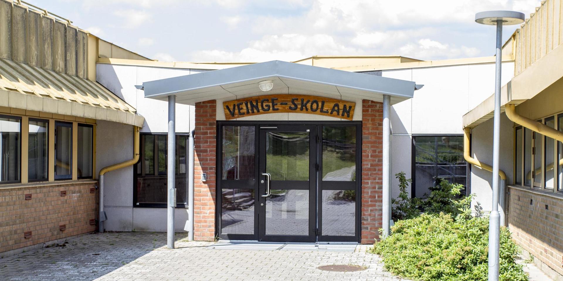 Distansundervisningen har hittills gått ”över förväntan”, menar Veingeskolans rektor Tarja Kemppainen. Nu förlängs hemarbetet för Laholms högstadieelever med en vecka.