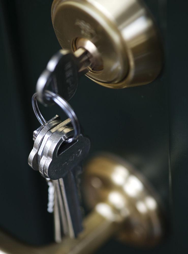 Har du lämnat nyckel till tjuven? Om du hyr ut din bostad direkt till någon kan du inte räkna med att hemförsäkringen täcker stölder.
