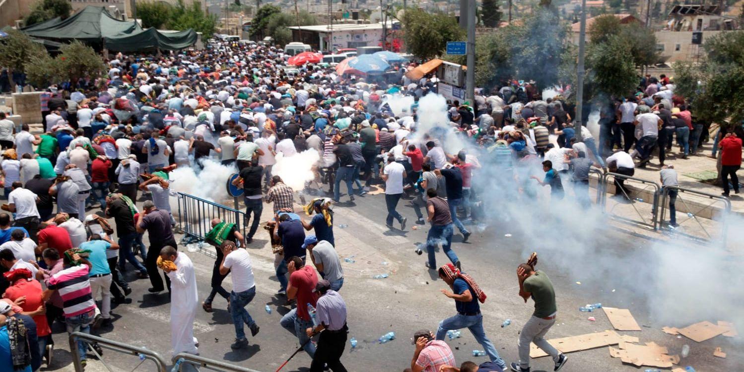 Israelisk polis använde tårgas för att skingra folkmassor under oroligheterna i Jerusalem.