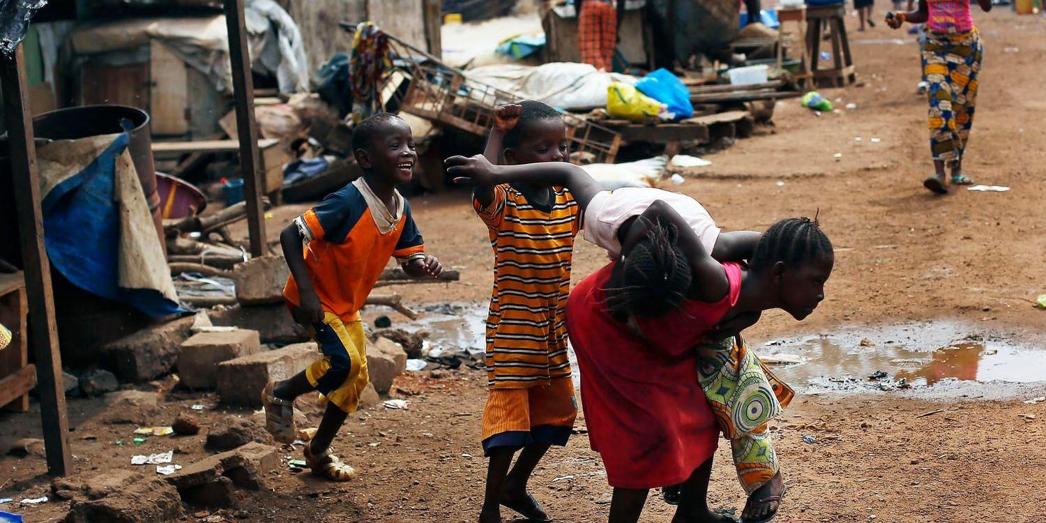 Lekande barn i Conakry, Guinea. Malaria är ett stort gissel i Västafrika, särskilt bland barn, men relativt enkelt att hålla i schack med rätt insatser. Arkivbild.