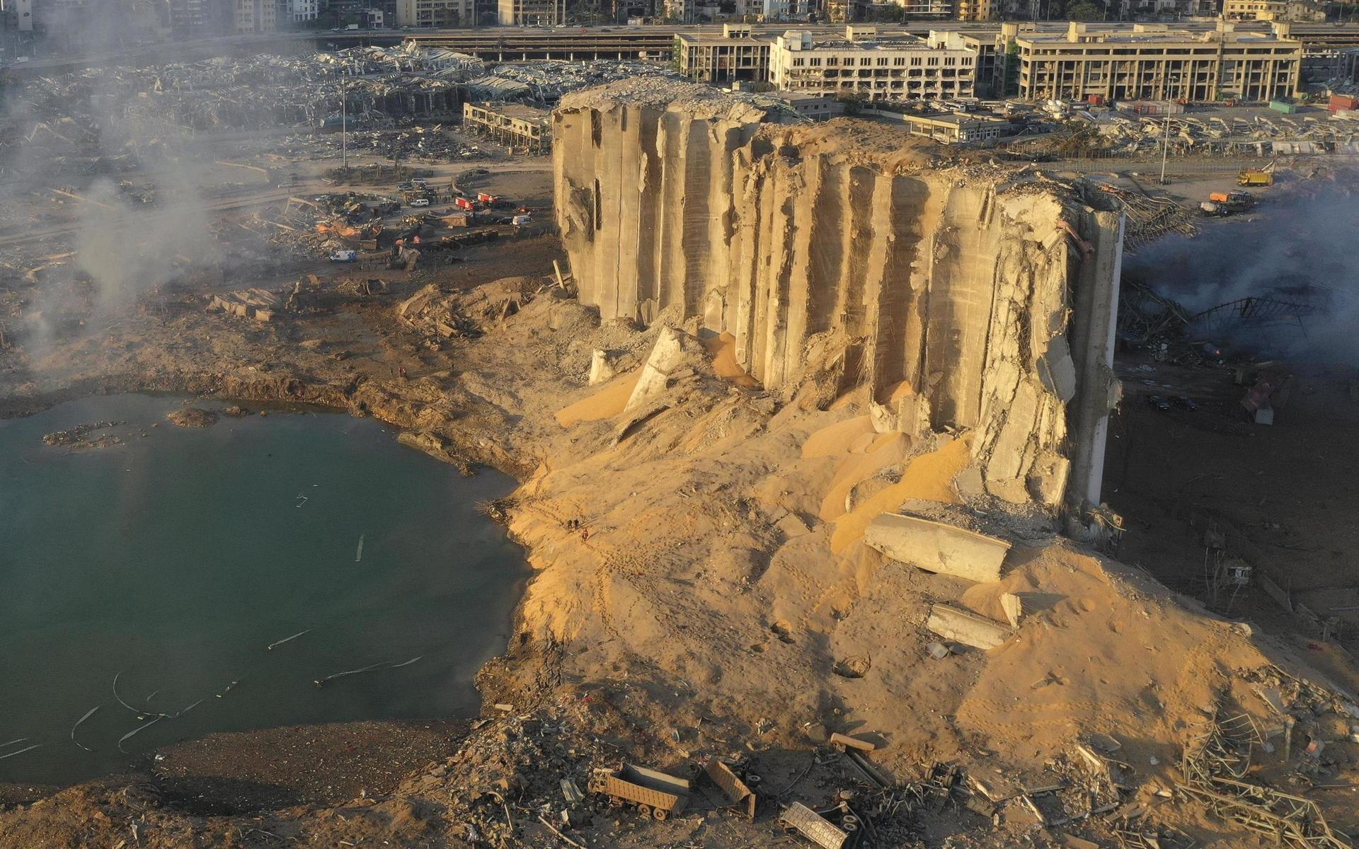 Ett foto från en drönare visar förödelsen i Beiruts hamn. En stor betongsilo har förstörts av explsionen. 