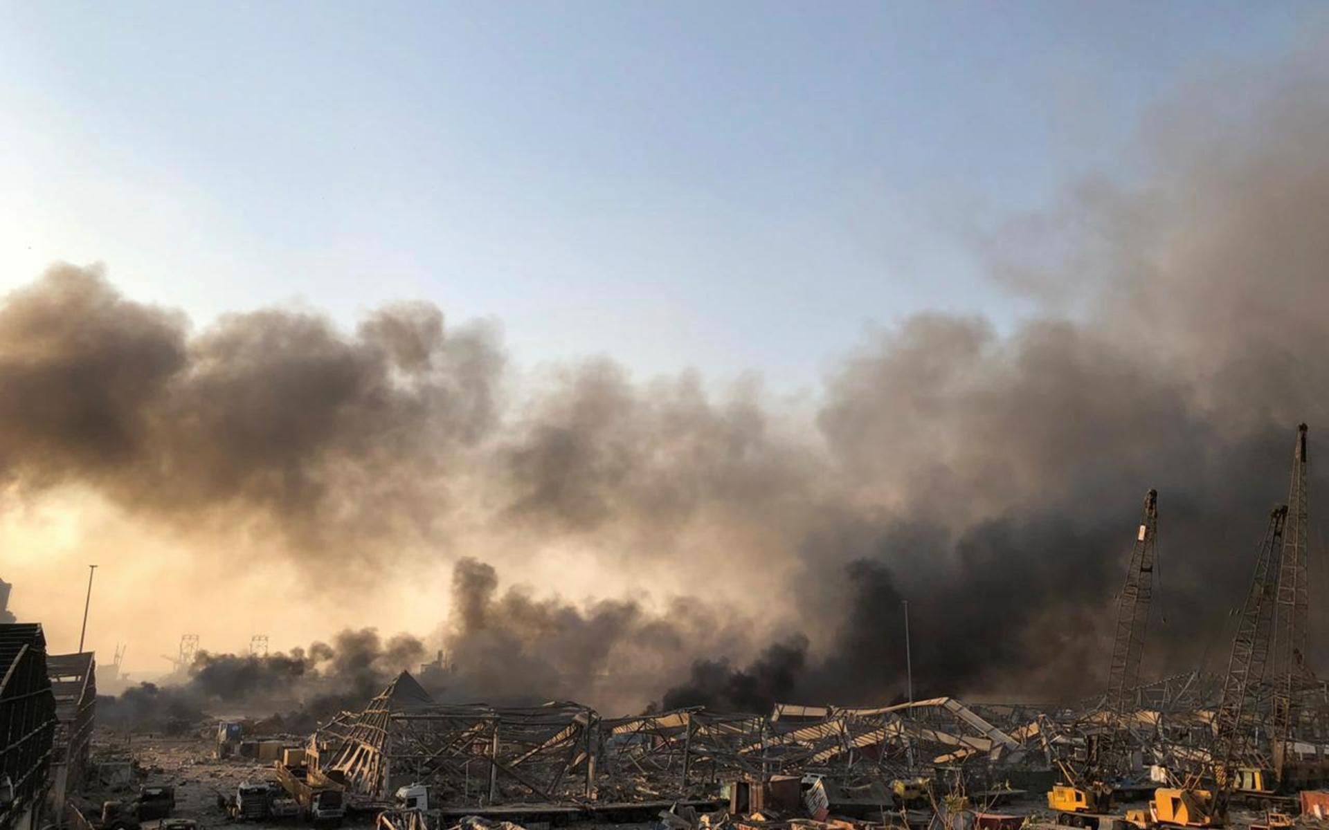 Rök och förstörelse efter en massiv explosion i Beirut.