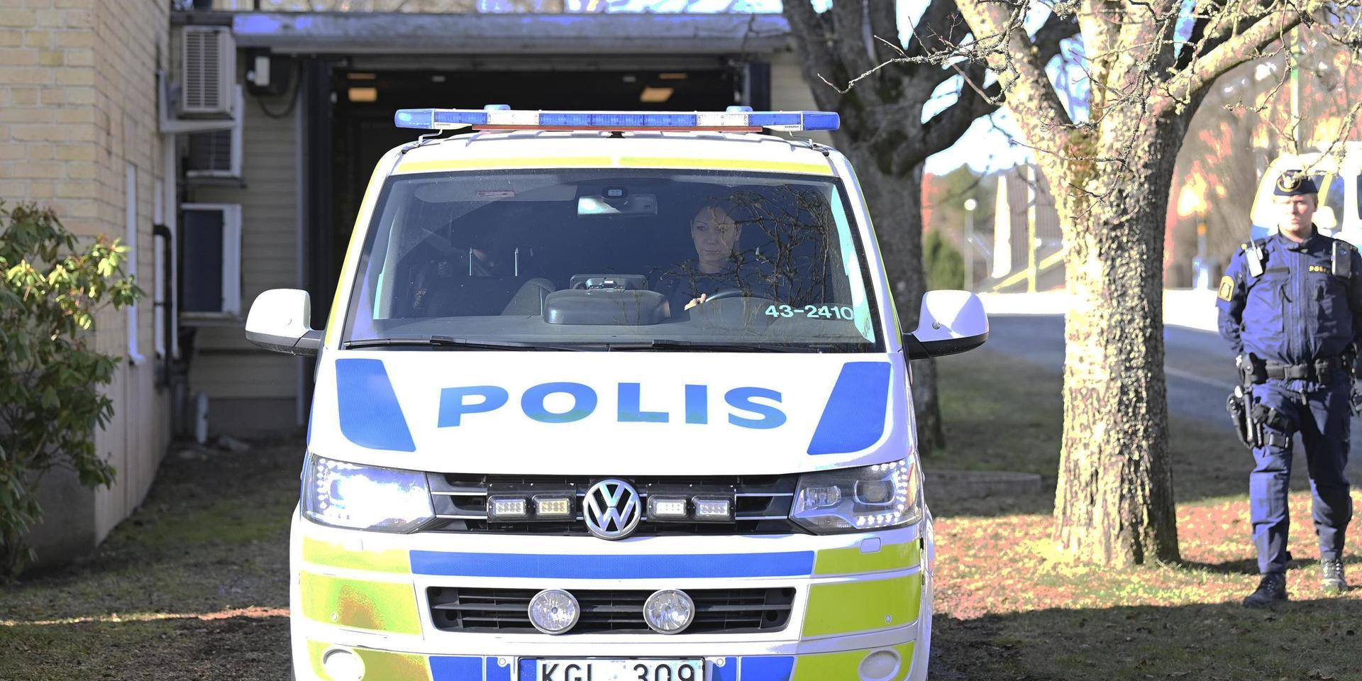 Den misstänkte för Vetlandaattacken kördes i polisbil till och från häktningsförhandlingen i Eksjö tingsrätt.