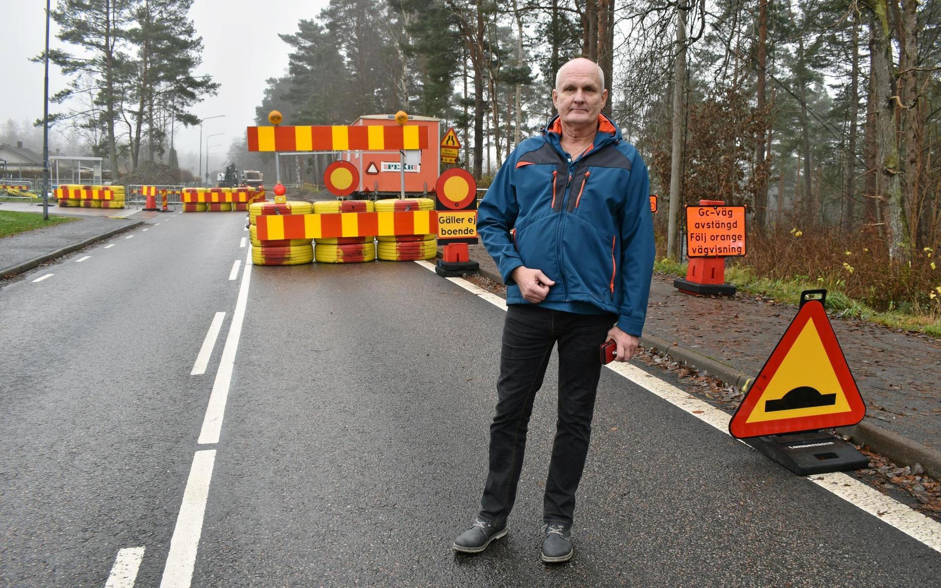 Invånaren Göran Malmgren är kritisk till att Trafikverket har stängt av Gamla Nissastigen, som är en genomfartsväg genom hela Torup för personbilar, lastbilar och kollektivtrafik. Anledningen är att en busshållplats ska byggas om i fem veckors tid.