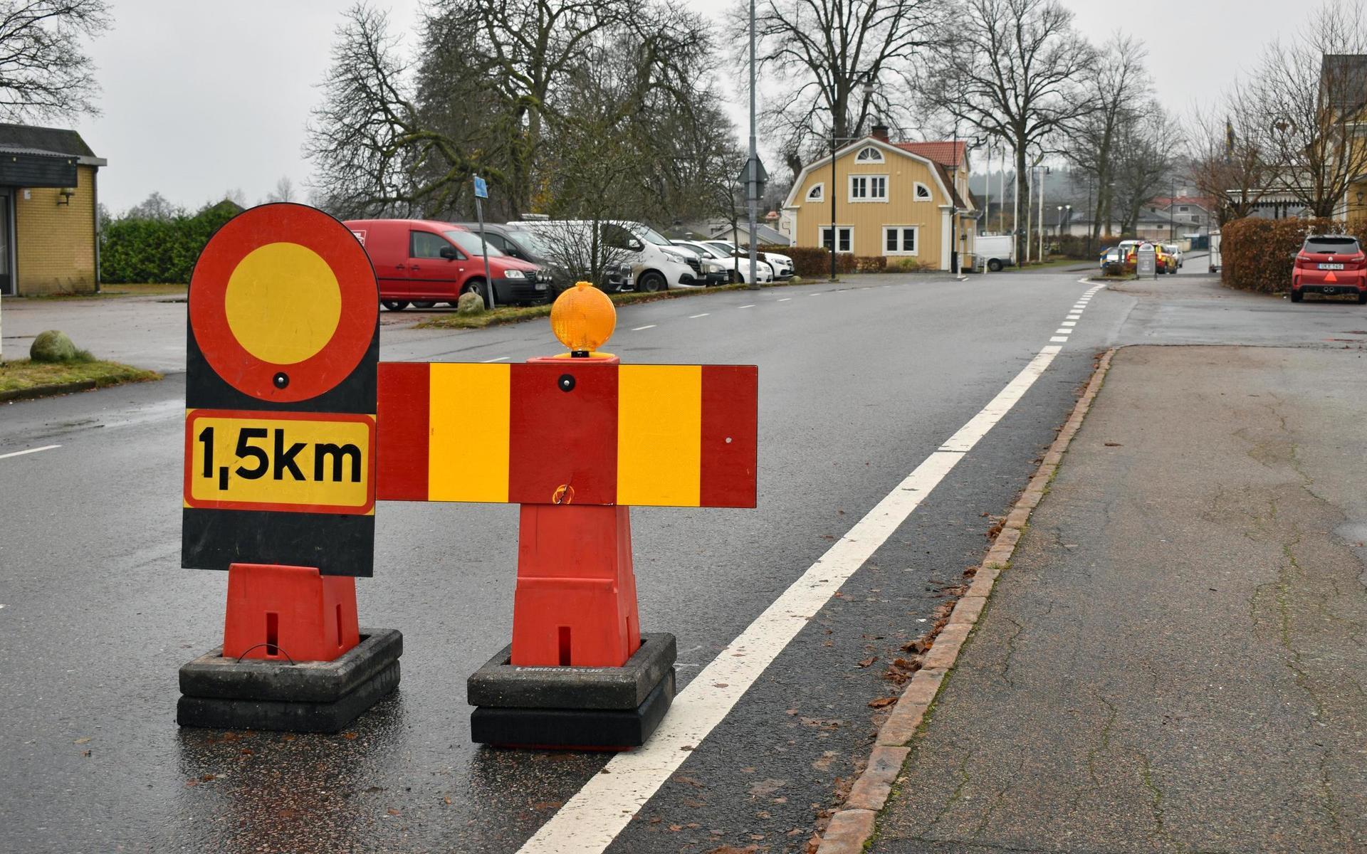 Invånaren Göran Malmgren är kritisk till att Trafikverket har stängt av Gamla Nissastigen, som är en genomfartsväg genom hela Torup för personbilar, lastbilar och kollektivtrafik. Anledningen är att en busshållplats ska byggas om i fem veckors tid.