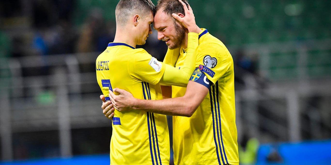 Två kämpar kramar om varandra. Mikael Lustig och Andreas Granqvist får äntligen spela VM.