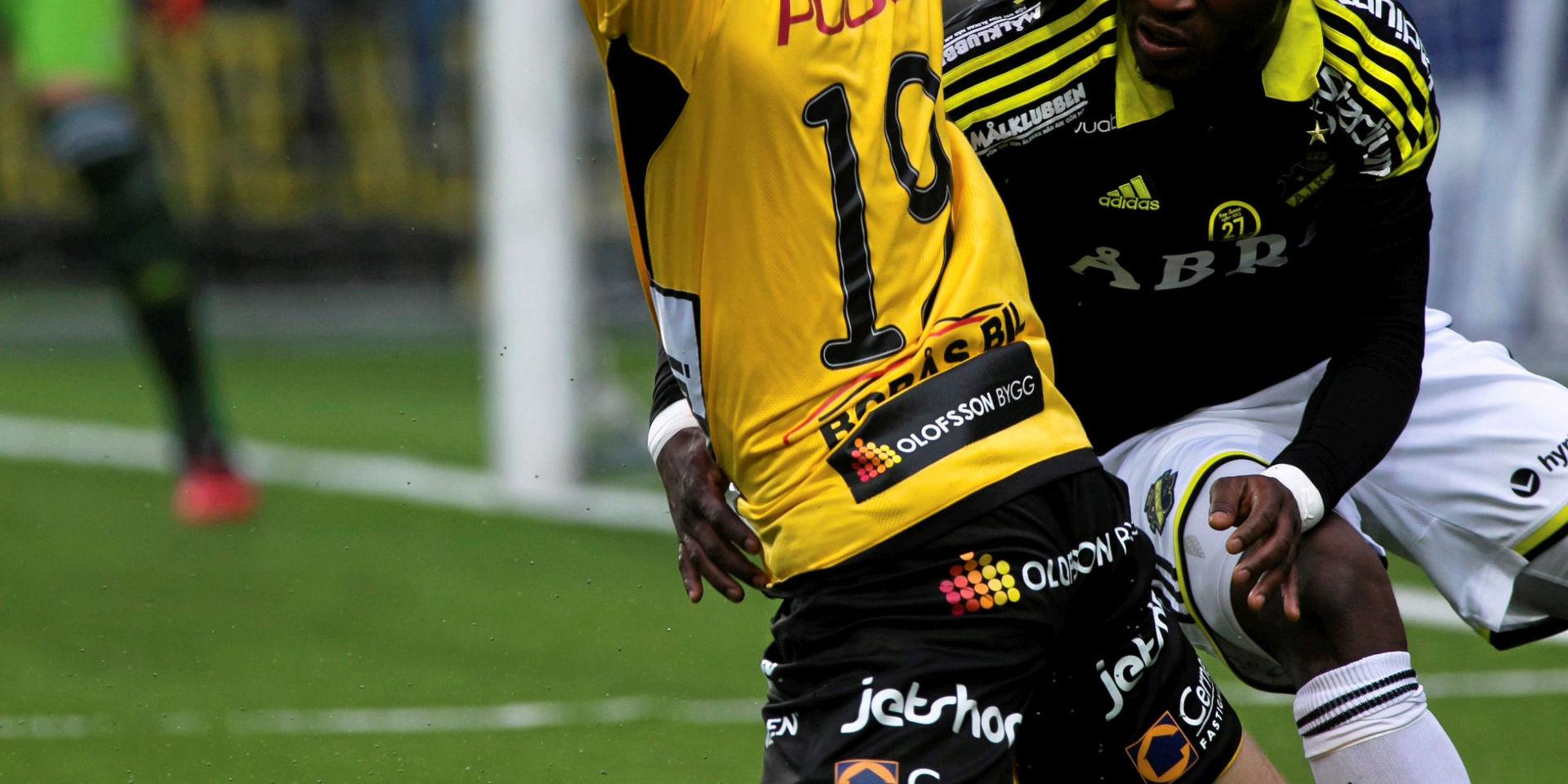 På bilden är Elfsborgs Simon Hedlund som vid detta tillfälle varnades för filmning i en duell mot AIK:s Ibrahim Moro.