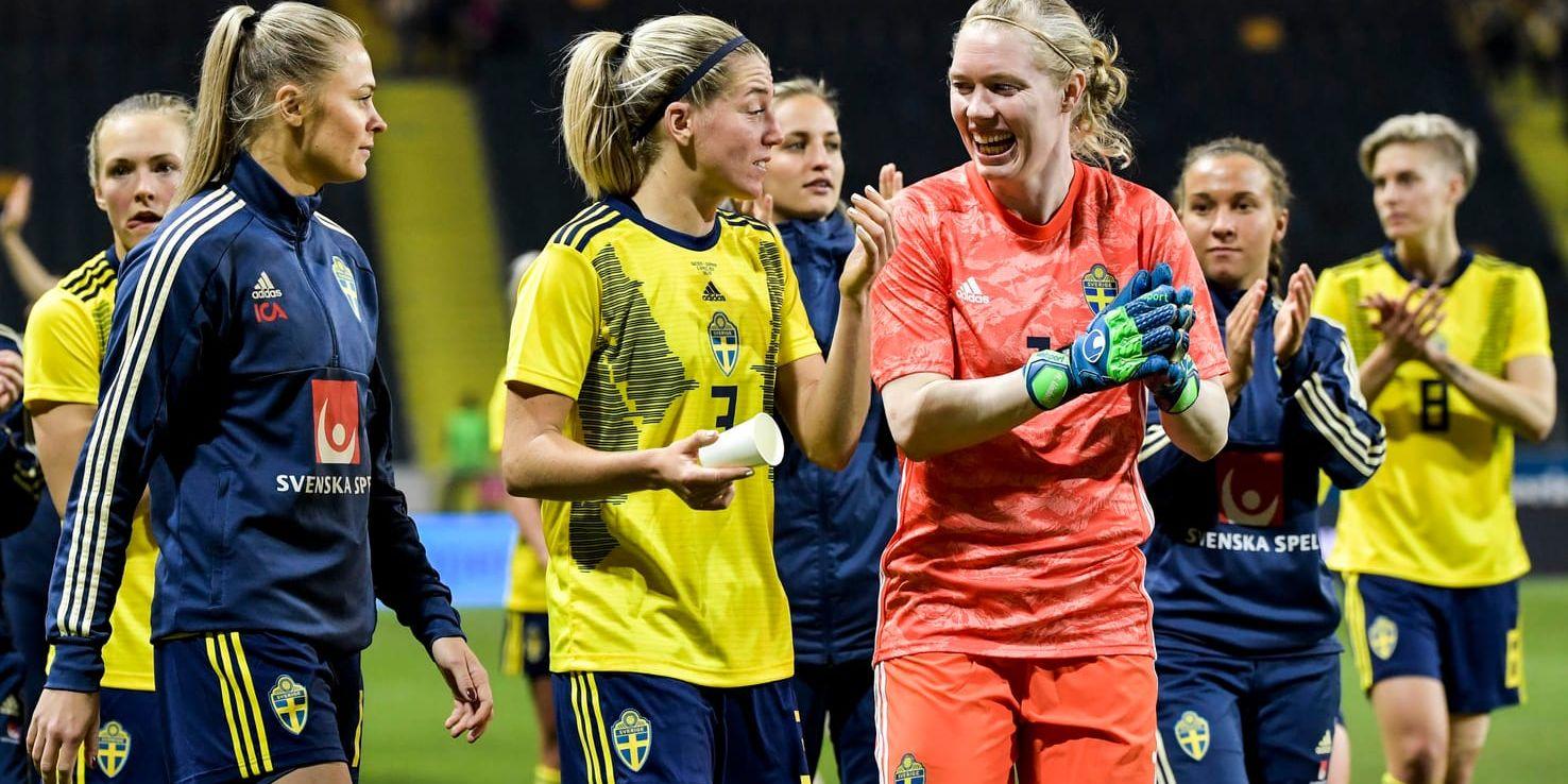 Hedvig Lindahl och Linda Sembrant tackar publiken efter förlusten i lördagens match mellan Sverige och Tyskland på Friends arena.