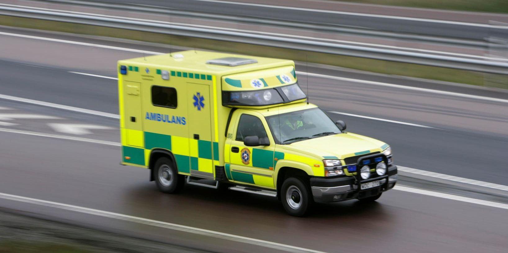 En cyklist har förts till sjukhus i ambulans efter att ha blivit påkörd av en buss i Malmö. Arkivbild.
