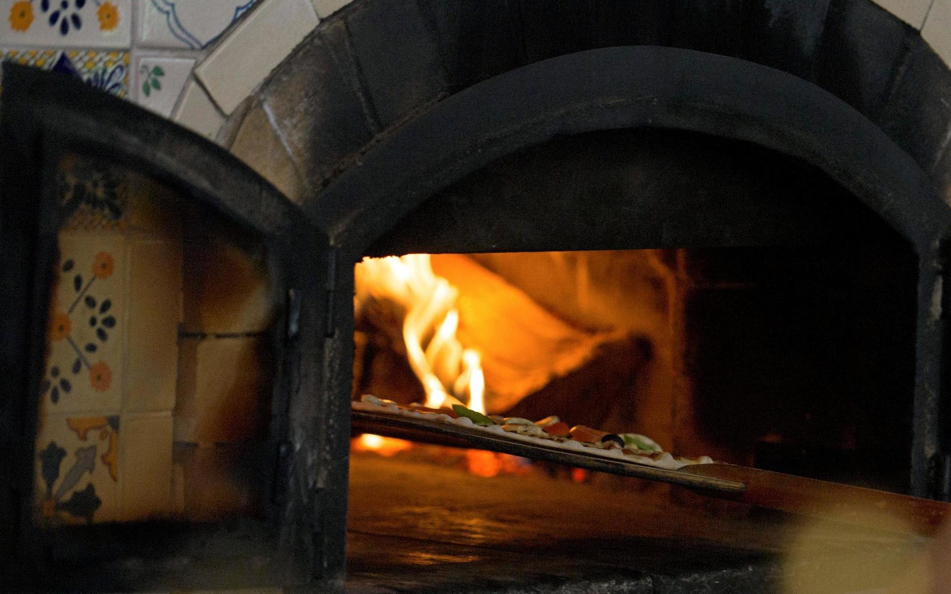 På pizzarestaurangen Cyranos har man redan öppnat sin uteservering. ”Toppen”, säger restaurangchef Neli Yalmaz.