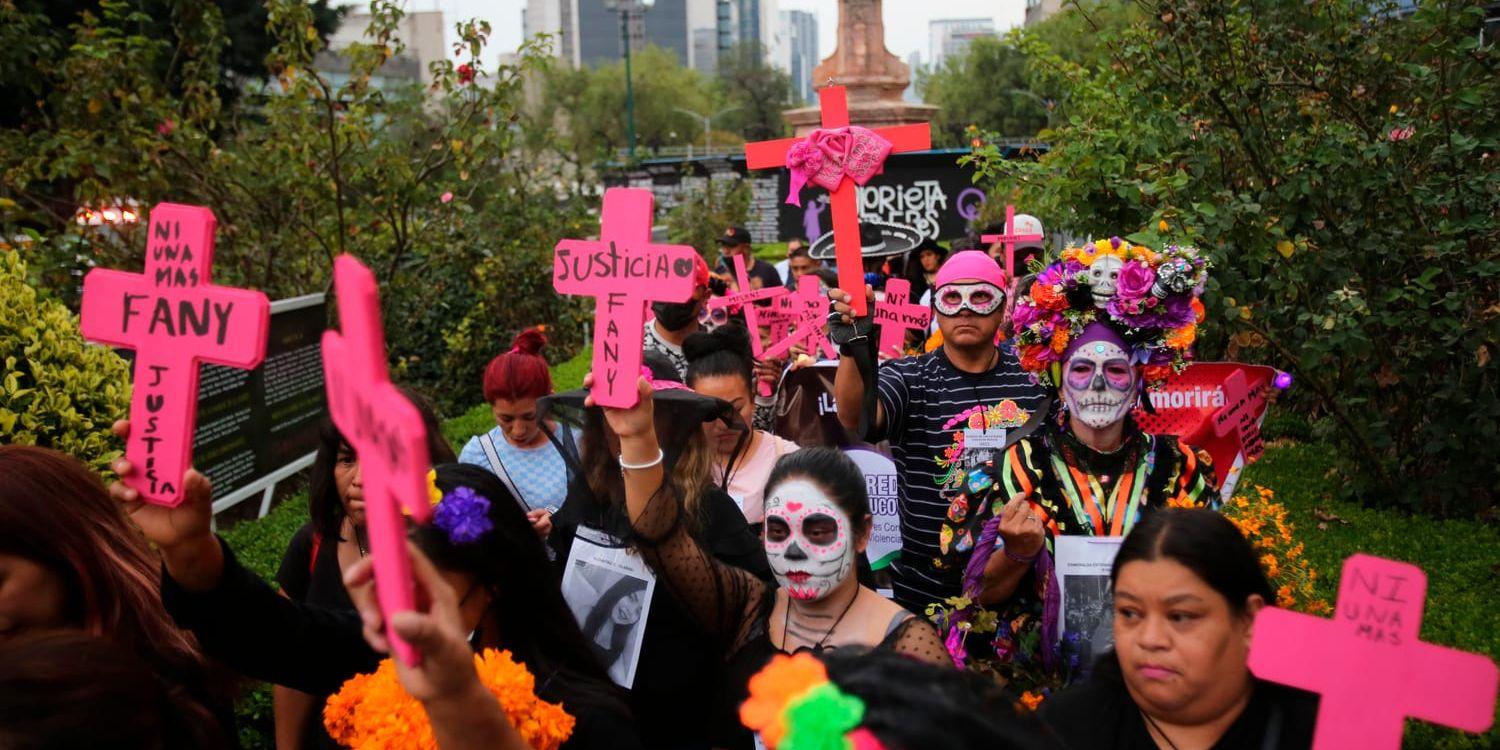 Mexico City-bor demonstrerar med krav på rättvisa för offren för mäns våld under högtiden de dödas dag i oktober 2022.