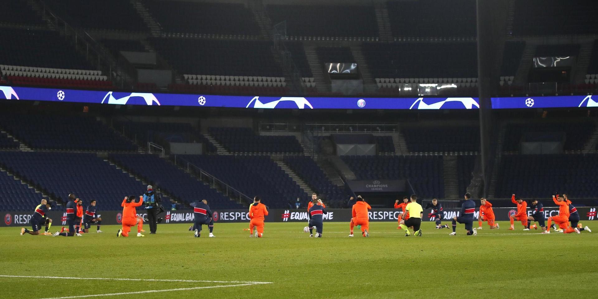 PSG:s och Basaksehirs spelare förenades runt mittcirkeln i en manifestation mot rasism inför onsdagens Champions League-match mellan lagen.