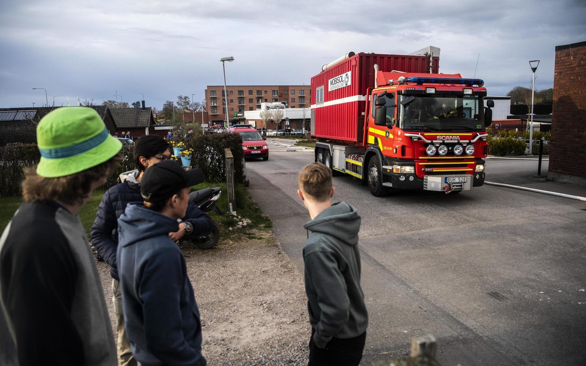 Stor skolbrand i LaholmLaholmVid 17.40 på söndagskvällen fick räddningstjänsten larm om en brand på Osbecksgymnasiet och Lagaholmsskolan i Laholm. Branden har varit omfattande och tolv brandkårsenheter har jobbat på platsen.