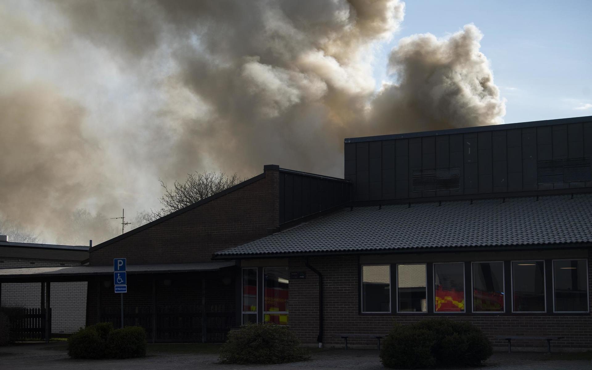 Stor skolbrand i LaholmLaholmVid 17.40 på söndagskvällen fick räddningstjänsten larm om en brand på Osbecksgymnasiet och Lagaholmsskolan i Laholm. Branden har varit omfattande och tolv brandkårsenheter har jobbat på platsen.