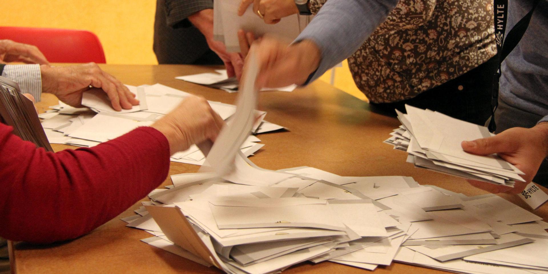 Röstmottagare i aktion i Kinnared på kvällen 9 september 2018, efter att de sista rösterna lagts i valet till kommun, landsting och riksdag.
