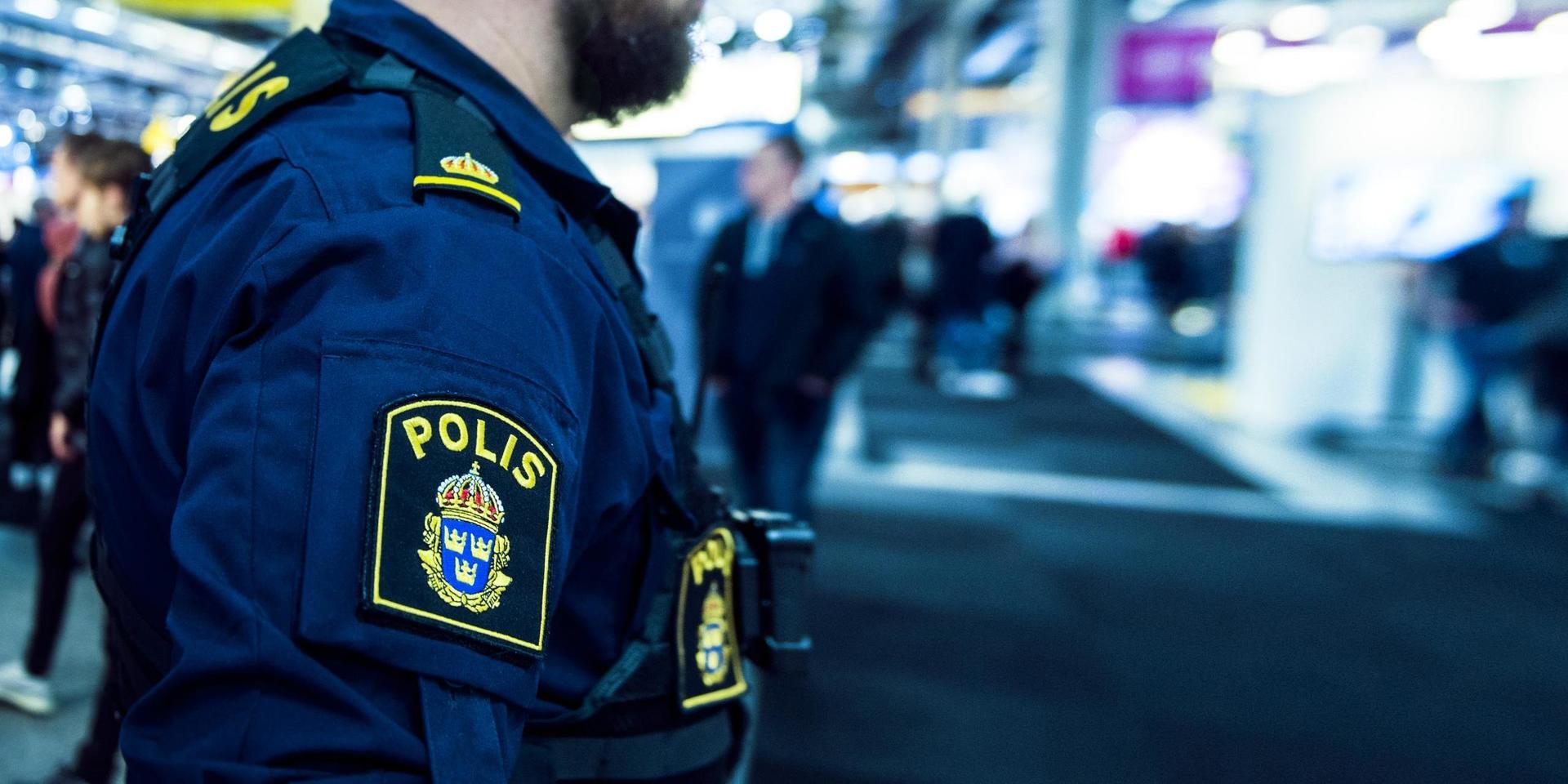 Parallella rättssystem har uppstått i Sverige, där personer själva agerar polis och domstol för att skipa rättvisa.