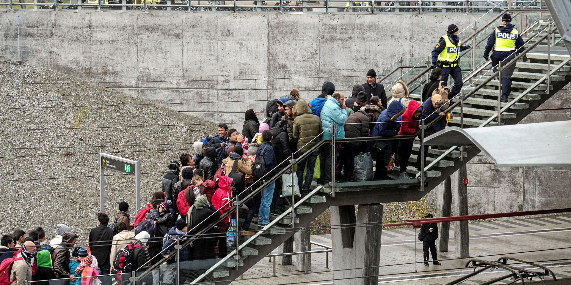 Migration. Under flyktingkrisen 2015 knackade omvärlden på dörren till Sverige.