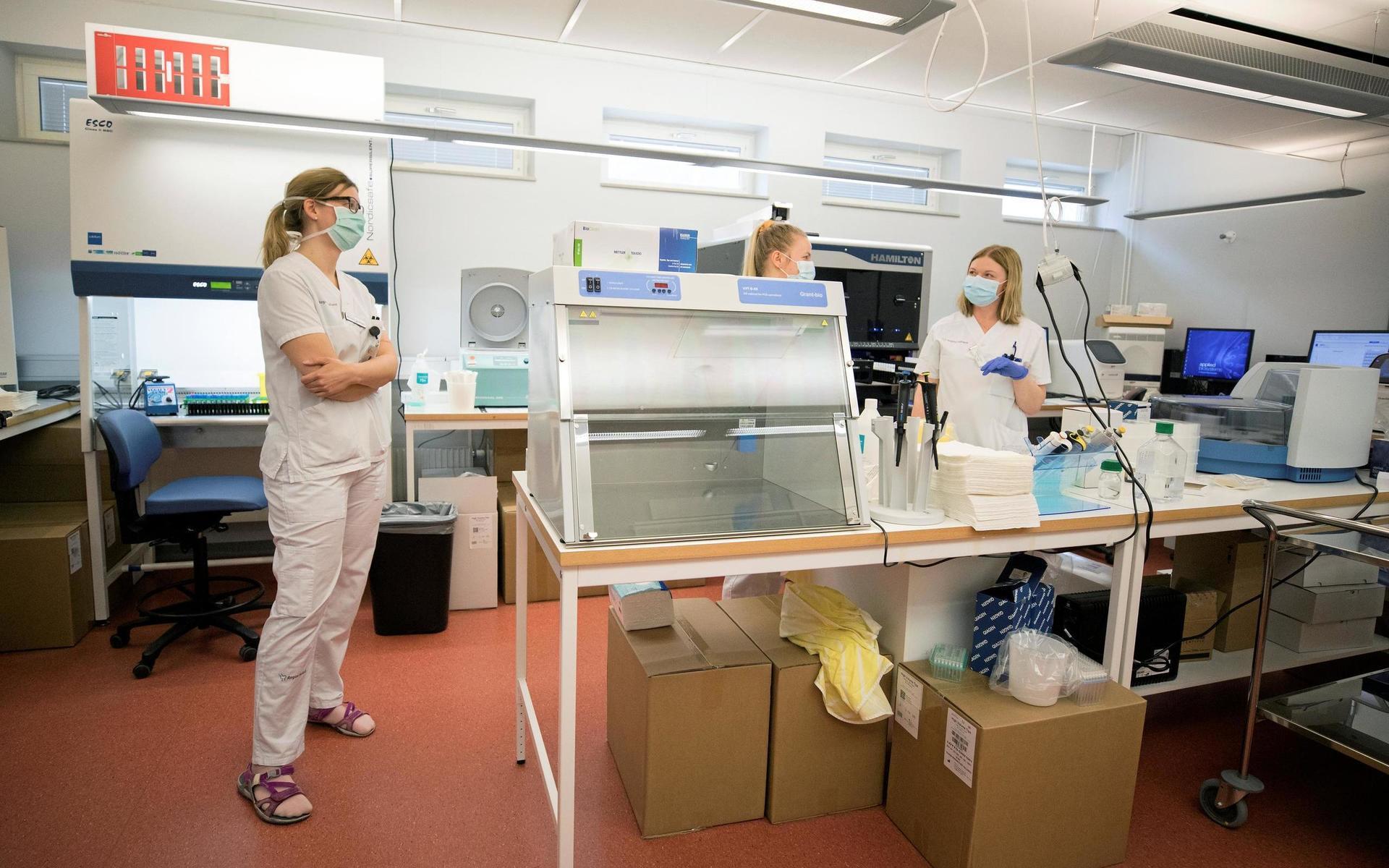 Mariquine Sandhagen, Hulda Hallberg och Kristina Almén visar upp det nya labbrummet och hur analyserna går till. 