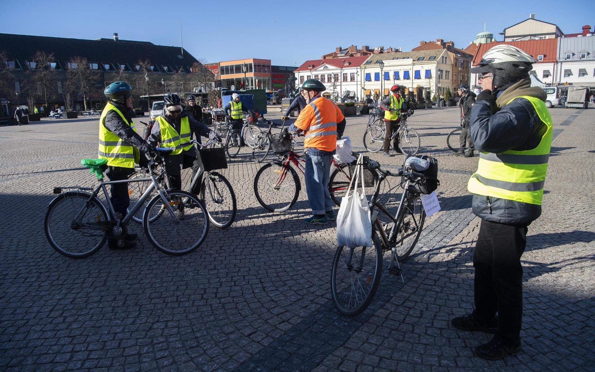 Grupperna av cyklister som deltog i miljömanifestationen startade på olika platser i centrala Halmstad.