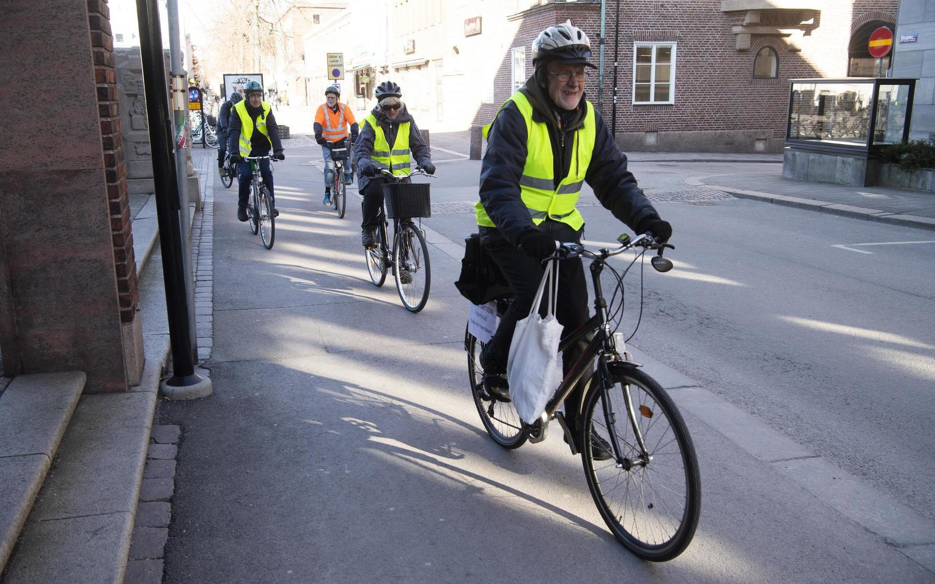 Startskottet för gruppen som utgick ifrån Stora torg har gått och nu väntar en runda där cyklisterna bland annat tar sig till söder för att symboliskt cykla där trafikleden är planerad att dras.