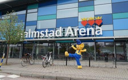Bamse besöker Halmstad Arena.