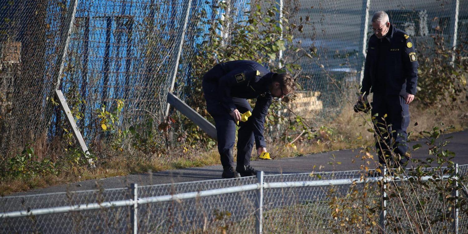 Polisens tekniker arbetar på platsen utanför festlokalen i Mölnlycke där minst åtta personer skadades i en skottlossning.