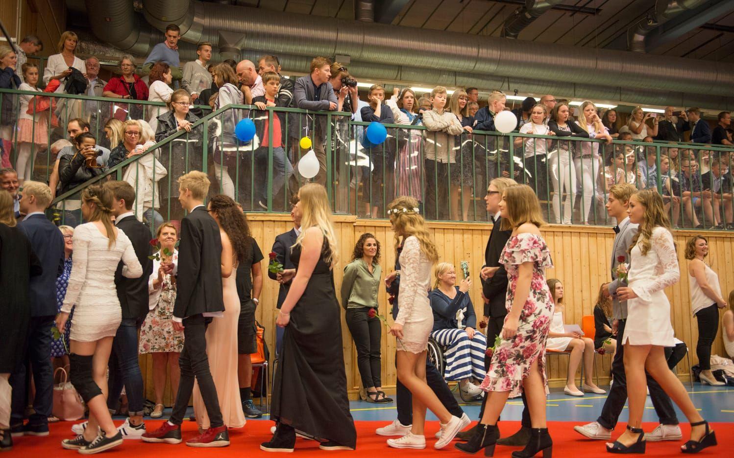 Getingeskolans elever har ett händelserikt år bakom sig. I går välkomnade de sommarlovet på hemmaplan, i Getingehallen. Bild: Jari Välitalo