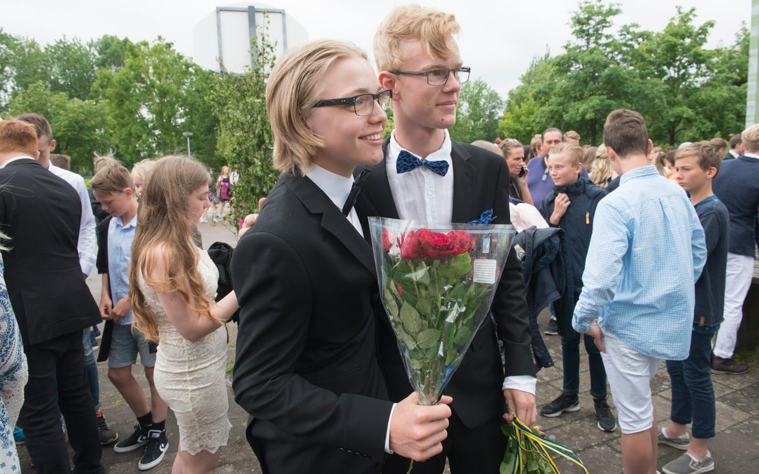 Kusinerna Melker Jensen och Alexander Bengtsson fick blommor av släkt och familj efter att ha slutat nionde klass. Bild: Jari Välitalo
