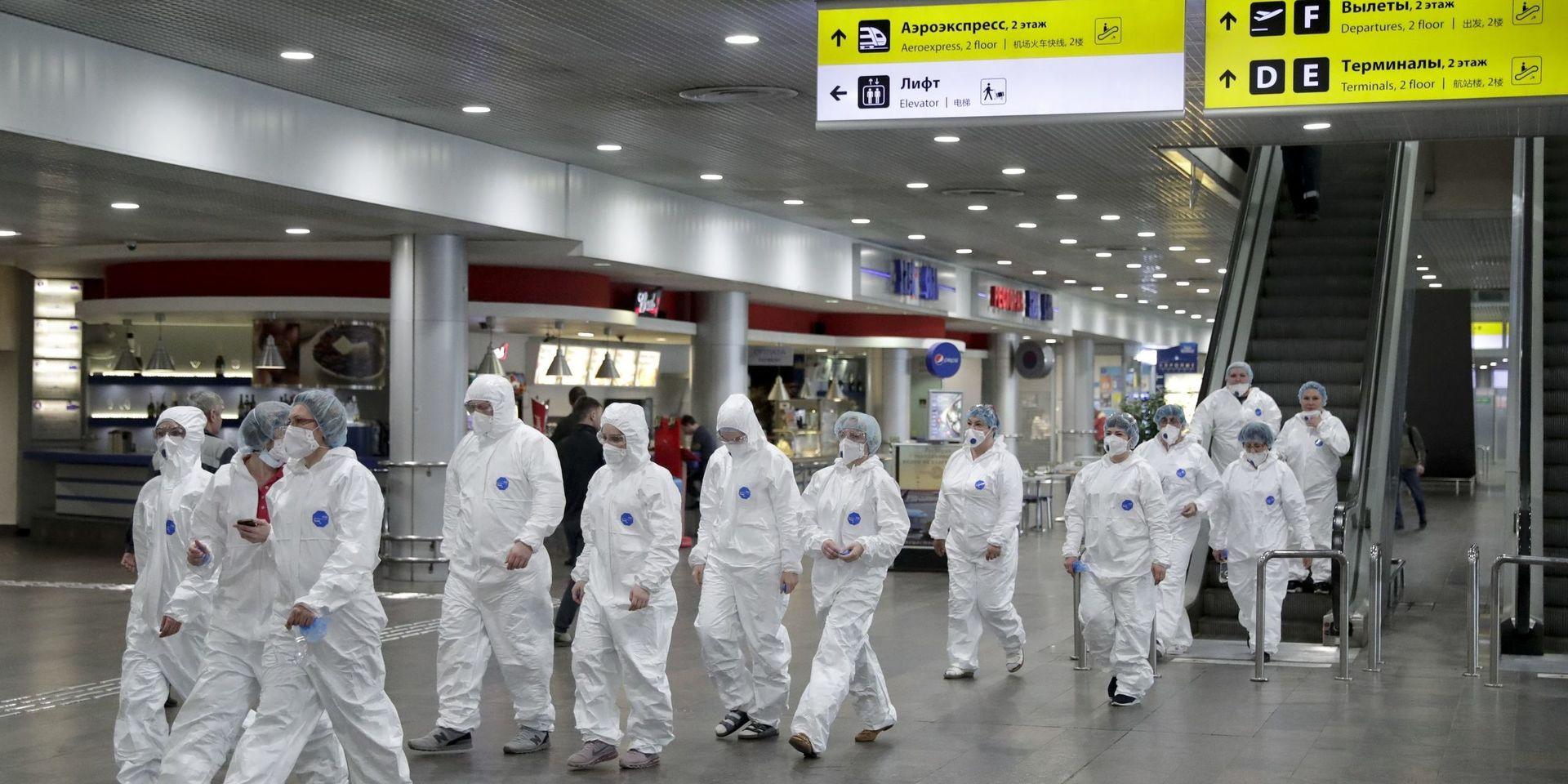 Rysk sjukvårdsarbetare på väg att påbörja sitt arbete med att kontrollera resenärer som anlänt från utlandet vid Sjeremetevos internationella flygplats utanför Moskva i förra veckan. Från och med fredag ställs internationell flygtrafik in i Ryssland.
