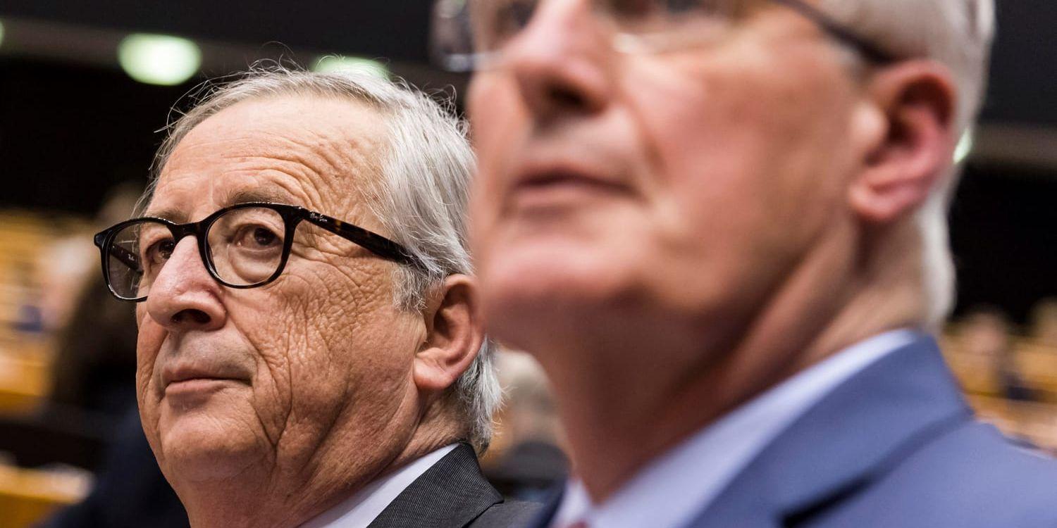 EU-kommissionens ordförande Jean-Claude Juncker (till vänster) och chefsförhandlaren Michel Barnier under en brexitdebatt i EU-parlamentet.