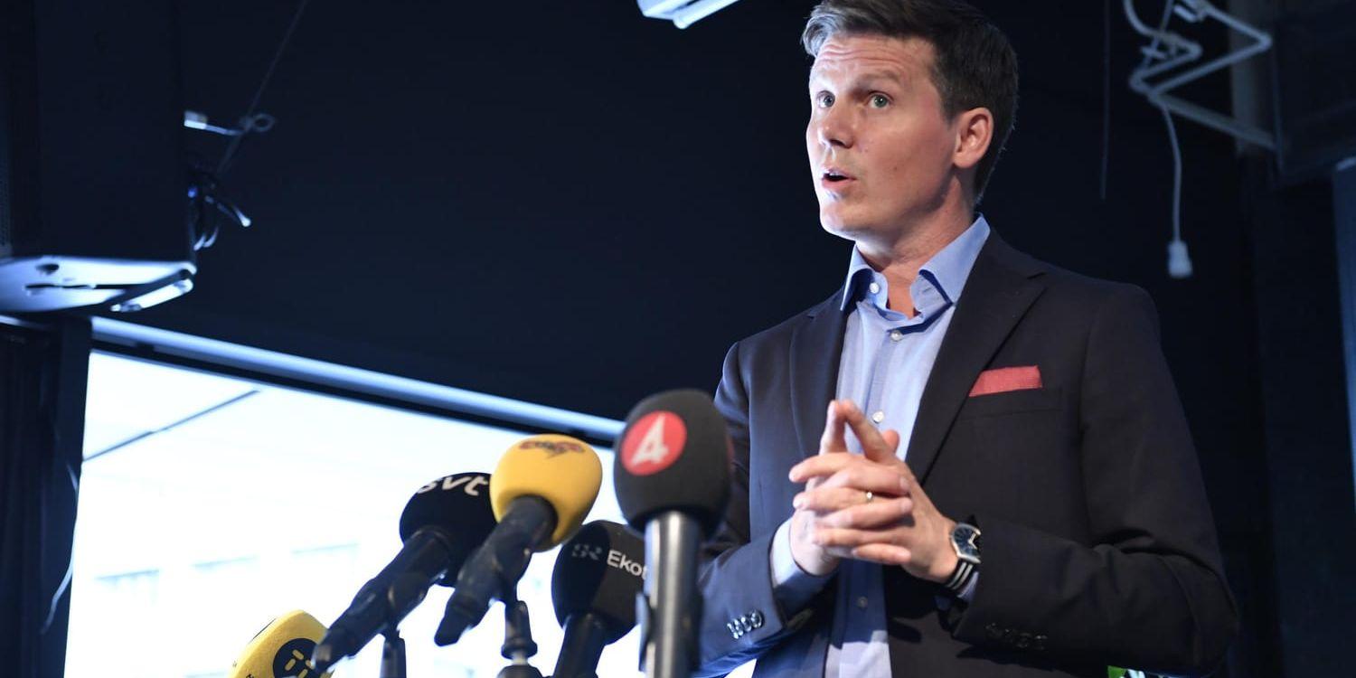 Erik Ullenhag (L) vid en pressträff i Stockholm. Ullenhag meddelar att han ställer upp som kandidat till partiledarposten.