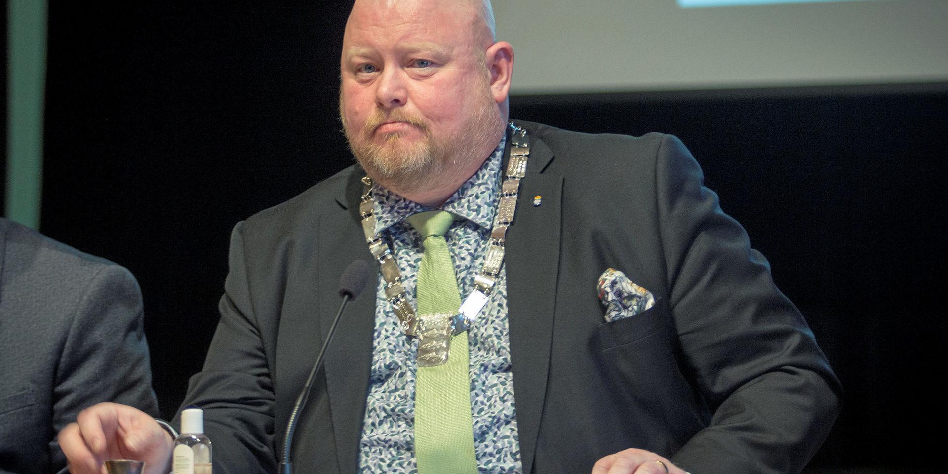 Jonas Hellsten (M) blåser av kommunfullmäktiges möte i maj.