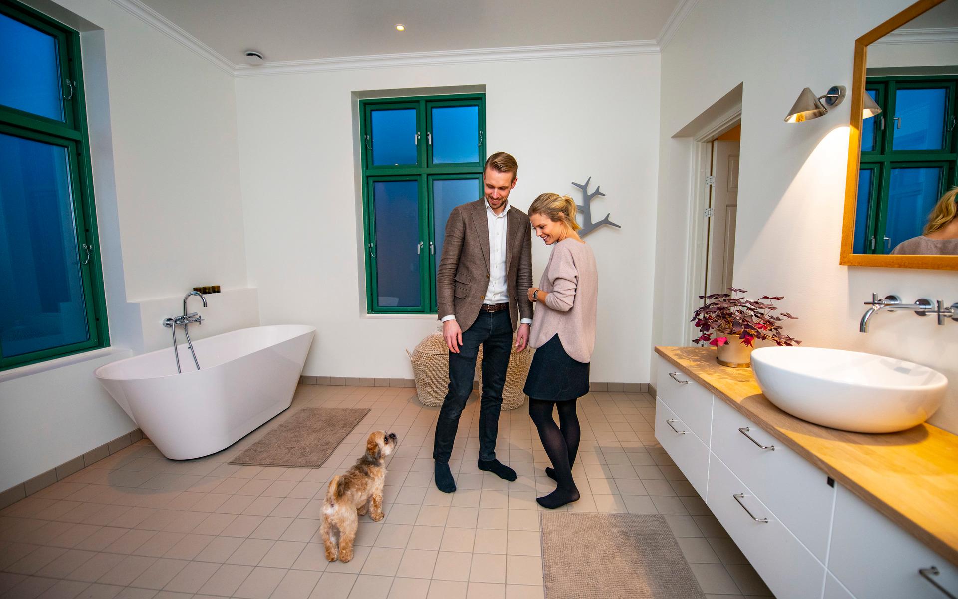 En kommentar som Maria och Filip alltid får när besökare går ­husesyn i Villa River­side är ”men vilket stort badrum!” (Och det är det ju en fullt logisk ­reaktion…).