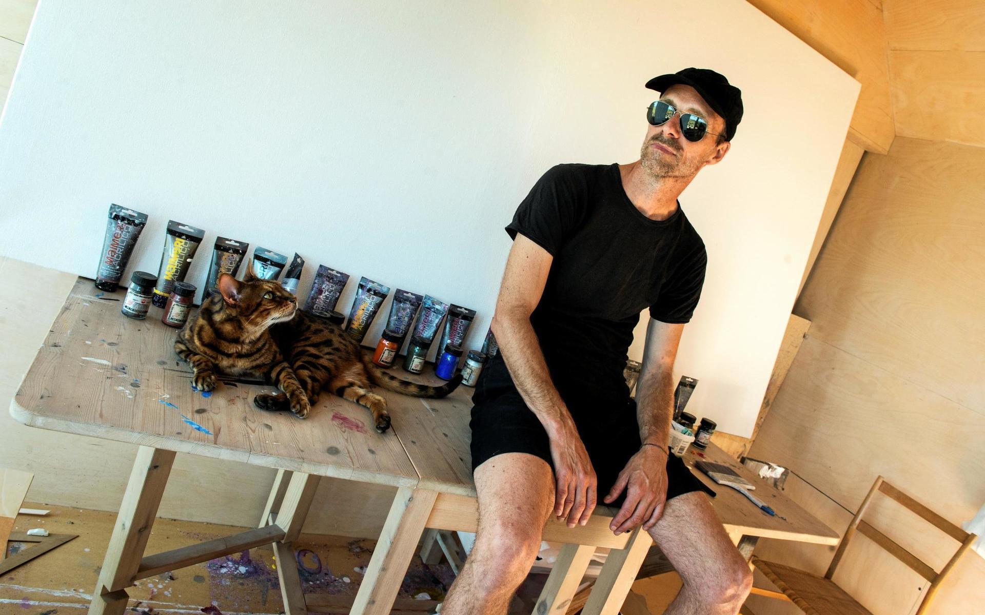 I ateljén (även den med havsutsikt även om det inte syns här) kan Andreas vara kreativ. Det är där han ritar sina hus – och målar sina tavlor. 