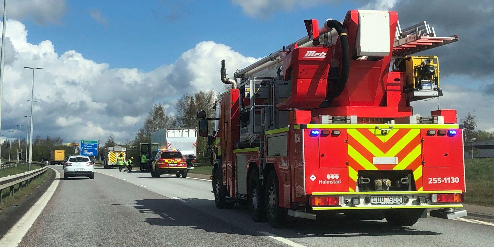 Räddningstjänsten på plats vid lastbilen på E6 utanför Halmstad.