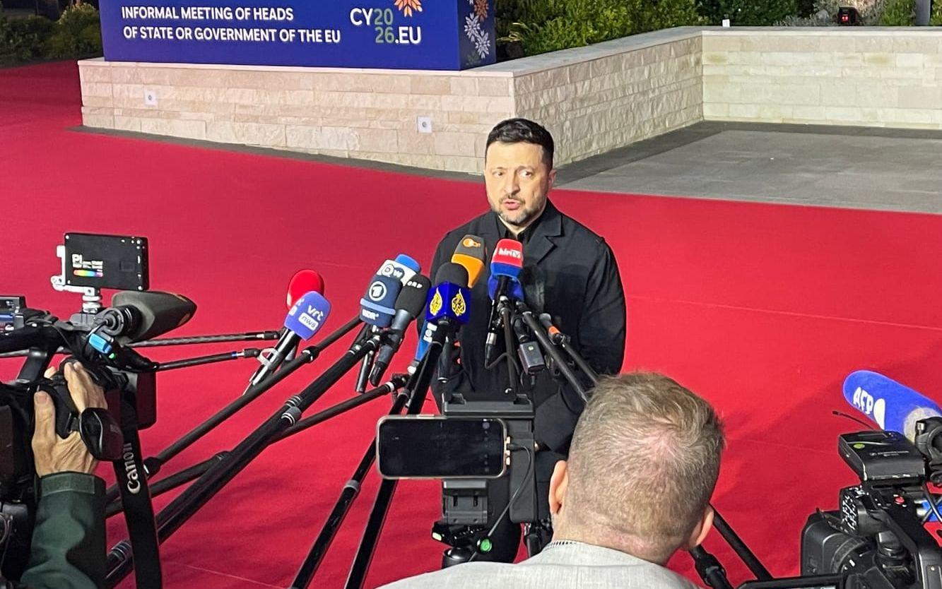 
Ukrainas president Volodymyr Zelenskyj på väg in till EU-toppmötet på Cypern.