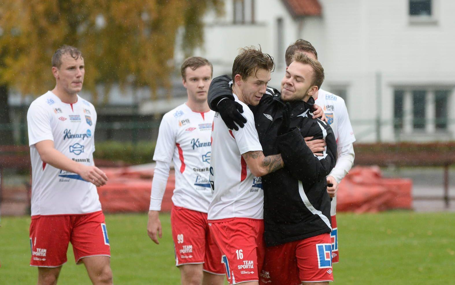 Det gjorde vi bra! Målskyttarna Max Eggertsson och Rasmus Bengtsson kramar om varandra när Halmias kvalplats till ettan var säkrad mot Sävedalen. Bild: Jari Välitalo