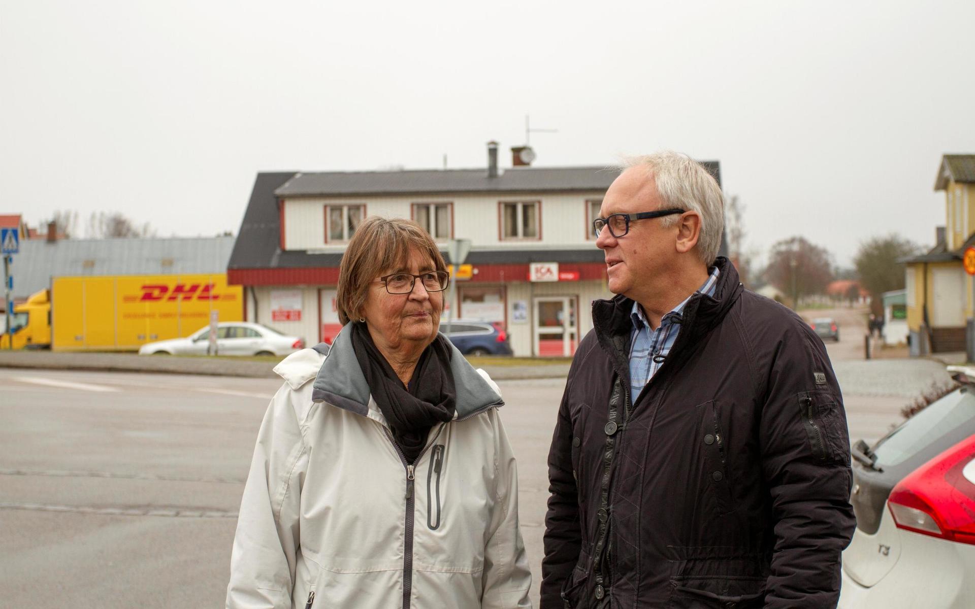 Kommunens landsbygdsutvecklare Reino Jacobsson landsbygdsutvecklare i samspråk med Annika Eriksson, initiativtagare till det nybildade byalaget i Veinge.