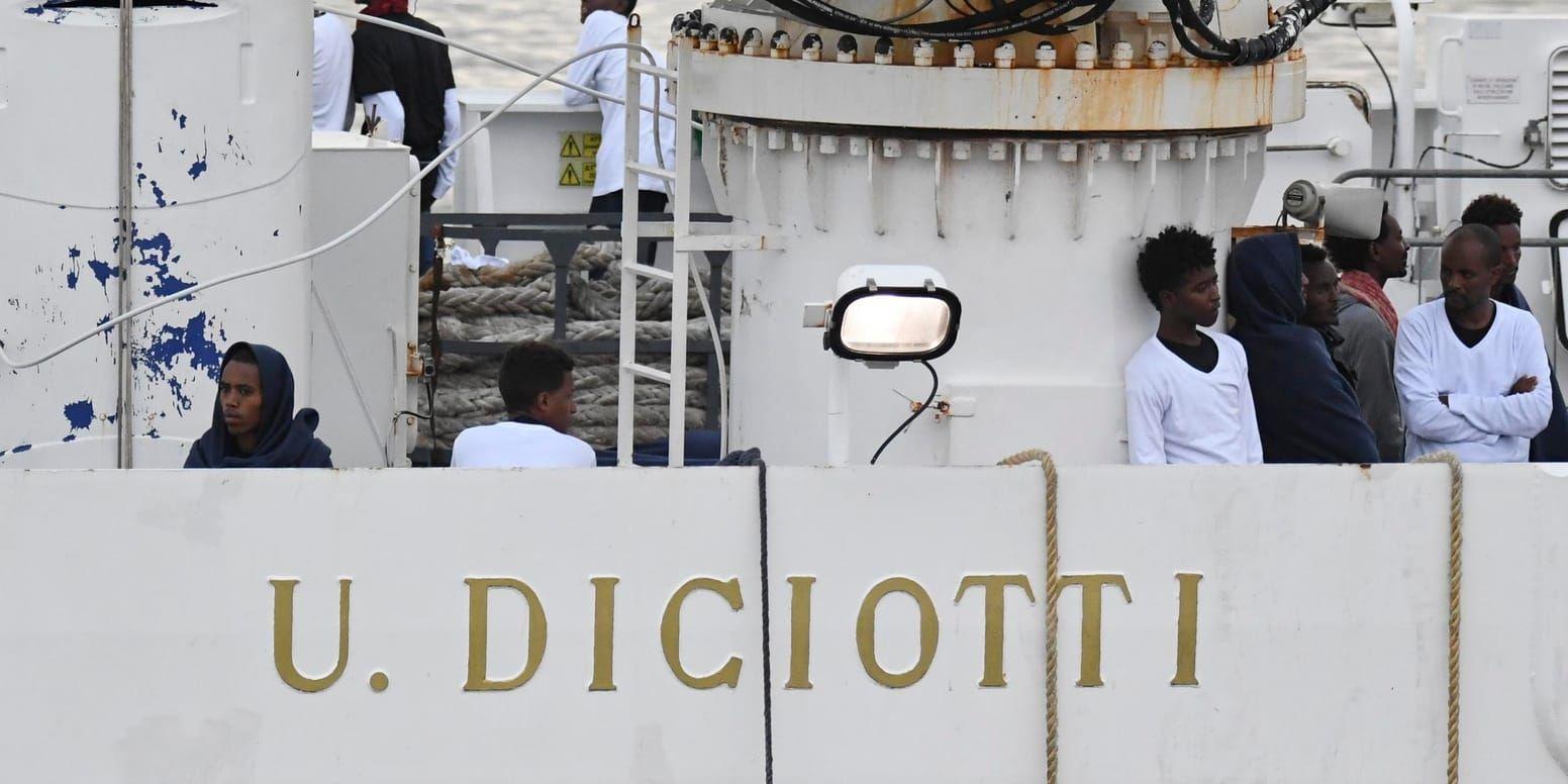 Migranter väntar ombord på den italienska kustbevakningens fartyg Diciotti i hamnen i Catania på Sicilien.