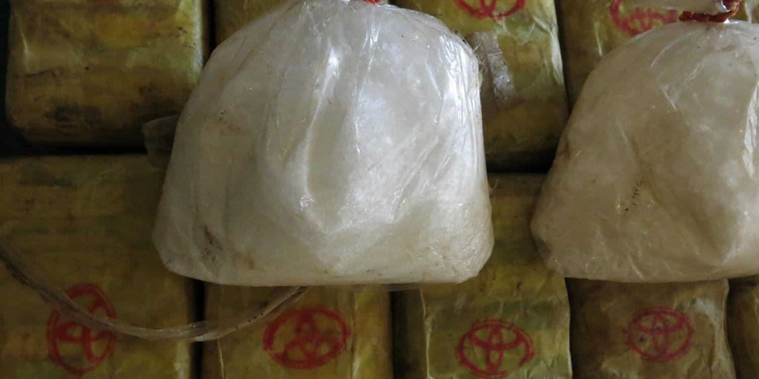 Ett tidigare beslag av metamfetamin i kristalliserad form och metamfetamintabletter i Burma. Arkivbild.